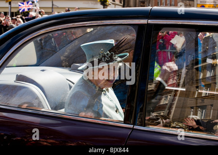 Ihre Majestät Königin Elizabeth II setzte auf der Rückseite ihrer Bentley State Limousine sich bei einem Besuch in Derby Maundy Geld geben Stockfoto