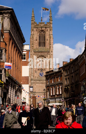 Derby Kathedrale die Flagge Royal Standard als die Königin am Gründonnerstag besucht, zu Fuß Massen nun nach der Veranstaltung. Stockfoto