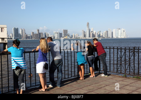 Panamaischer Familie betrachten Paitilla Wolkenkratzer von Casco Viejo, Panama City, Panama Stockfoto