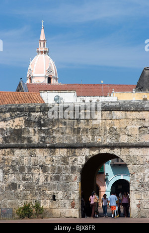 Stadtmauer in der Nähe von Puerto del Reloj, Cartagena (de Indias), Kolumbien. Stockfoto