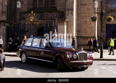 Ihre Majestät die Königin Stand Bentley Limousine fährt vorbei Derby Kathedrale und Massen nach der Gründonnerstag-Zeremonie. Stockfoto