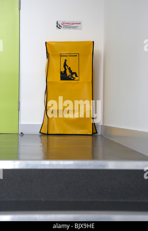 Evac Chair Notfall Treppe Evakuierung für mobilitätseingeschränkte Personen in einem Multi-geschossiges Gebäude Stockfoto