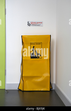 Evac Chair Notfall Treppe Evakuierung für mobilitätseingeschränkte Personen in einem Multi-geschossiges Gebäude Stockfoto