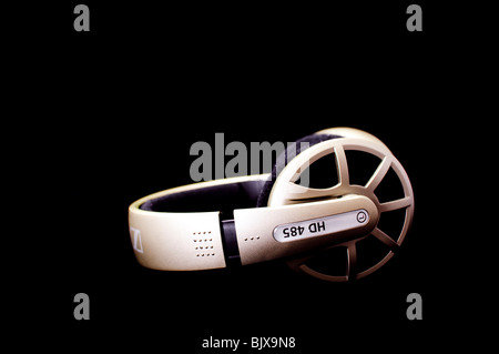 Ein paar qualitativ hochwertige Kopfhörer isoliert auf schwarz Stockfoto