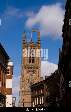 Derby Kathedrale die Flagge Royal Standard als die Königin am Gründonnerstag an Ostern 2010 besucht. Stockfoto