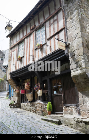 Kopfsteinpflaster und Shop Dinan Brittany France Stockfoto