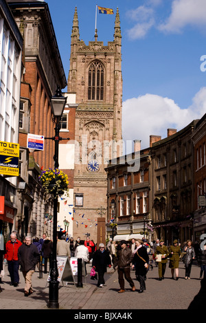 Derby Kathedrale die Flagge Royal Standard als die Königin am Gründonnerstag besucht, zu Fuß Massen nun nach der Veranstaltung. Stockfoto