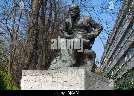 Statue von Freud vor der Tavistock Institute, Belsize Park, London, England. Stockfoto