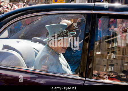 Ihre Majestät Königin Elizabeth II setzte auf der Rückseite ihrer Bentley State Limousine sich bei einem Besuch in Derby Maundy Geld geben Stockfoto