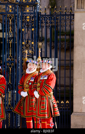 Beefeaters Line-up außerhalb Derby Kathedrale bereit, die Königin bei ihrer Ankunft für den Gründonnerstag Osterfeier zu empfangen. Stockfoto