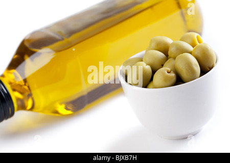 Oliven und Olivenöl auf weißem Hintergrund Stockfoto