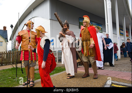 Ostern Passion Play von Brynmawr Familie Kirche durchgeführt um die Stadt von Brynmawr oder Gwent South Wales UK Stockfoto