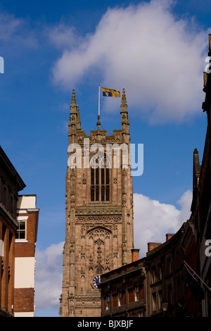 Derby Kathedrale die Flagge Royal Standard als die Königin am Gründonnerstag an Ostern 2010 besucht. Stockfoto