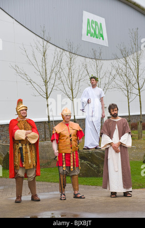 Ostern Passion Play von Brynmawr Familie Kirche außerhalb Asda und rund um die Stadt Brynmawr oder Gwent South Wales durchgeführt Stockfoto