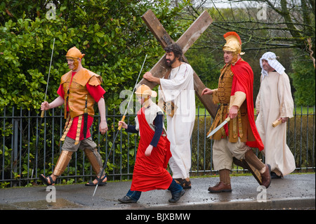 Ostern Passion Play von Brynmawr Familie Kirche durchgeführt um die Stadt von Brynmawr oder Gwent South Wales UK Stockfoto