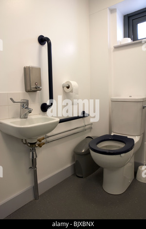 moderne behindertengerechte Toilette im Vereinigten Königreich Stockfoto