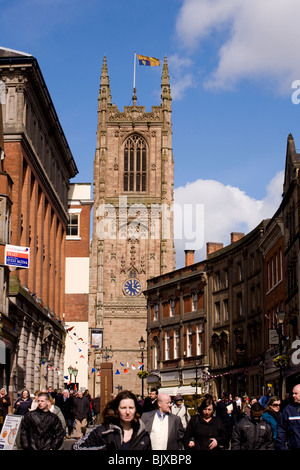 Derby Kathedrale die Flagge Royal Standard als die Königin am Gründonnerstag besucht, zu Fuß Massen nun nach der Veranstaltung. Stockfoto