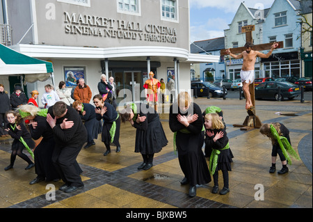 Ostern Passion Play von Brynmawr Familie Kirche durchgeführt um die Stadt von Brynmawr oder Gwent South Wales UK Stockfoto