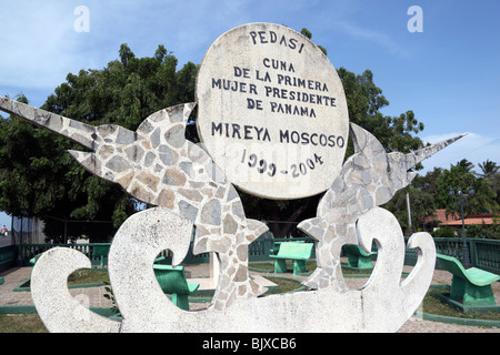 Denkmal für Mireya Moscoso (die von 1999 bis 2004 Panamas erste Präsidentin war) in ihrer Heimatstadt Pedasi, Panama Stockfoto