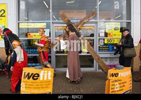 Ostern Passion Play von Brynmawr Familie Kirche vorbei Halfords Speicher, um die Stadt von Brynmawr South Wales UK durchgeführt Stockfoto