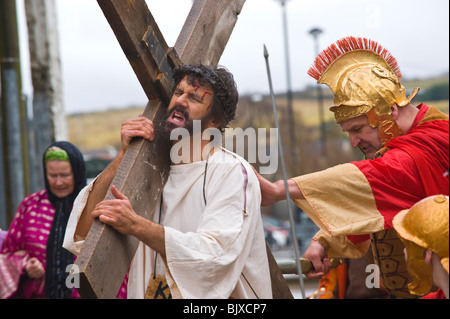 Ostern Passion Play von Brynmawr Familie Kirche durchgeführt um die Stadt von Brynmawr oder Gwent South Wales UK Stockfoto