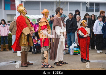 Ostern Passion Play von Brynmawr Familie Kirche außerhalb Asda und rund um die Stadt Brynmawr oder Gwent South Wales durchgeführt Stockfoto