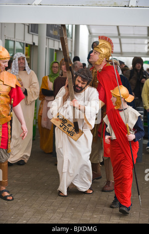 Ostern Passion Play von Brynmawr Familie Kirche durchgeführt um die Stadt von Brynmawr oder Gwent South Wales UK Stockfoto