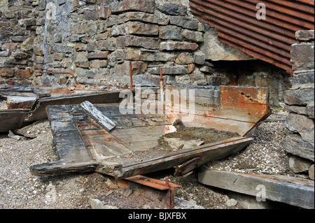 Industrielle Verunreinigungen. Die alten Bande führen Verhüttung Mühle. Alte Bande Beck, Swaledale, Yorkshire Dales National Park, Yorkshire, England. Stockfoto