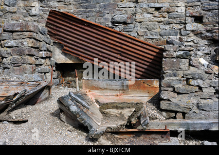 Industrielle Verunreinigungen. Die alten Bande führen Verhüttung Mühle. Alte Bande Beck, Swaledale, Yorkshire Dales National Park, Yorkshire, England. Stockfoto