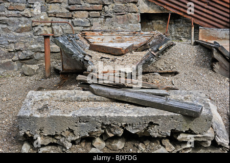 Industrielle Verunreinigungen. Die alten Bande führen Verhüttung Mühle. Alte Bande Beck, Swaledale, Yorkshire Dales National Park, Yorkshire, England. Stockfoto