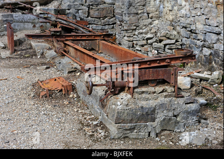 Industrielle Verunreinigungen. Die alten Bande führen Verhüttung Mühle. Alte Bande Beck, Swaledale, Yorkshire Dales National Park, Yorkshire, England. Stockfoto