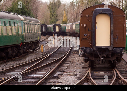 Alte Eisenbahn-Trainer in die Anschlussgleise in der Station und bereit zu verlassen. Die Station befindet sich am Arlesford auf der Brunnenkresse-Linie Stockfoto