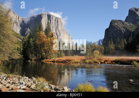 Talblick auf den Fluss Merced und El Capitan im Morgengrauen, Yosemite-Nationalpark Stockfoto