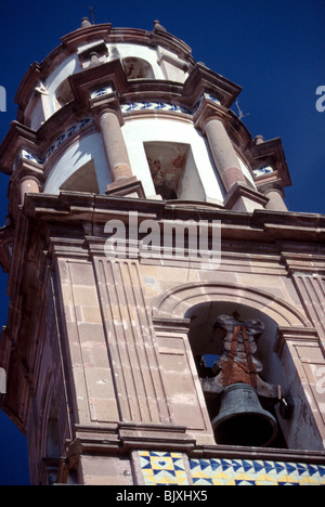 Glockenturm der Kirche des 17. Jahrhunderts, Ex-Convento de Santa Clara, befindet sich in der spanischen kolonialen Stadt Queretaro, Mexiko Stockfoto