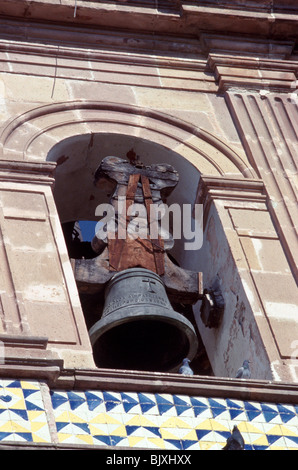 Glockenturm der Kirche des 17. Jahrhunderts, Ex-Convento de Santa Clara, befindet sich in der spanischen kolonialen Stadt Queretaro, Mexiko Stockfoto