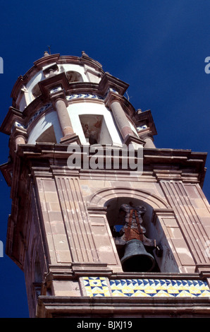 Glockenturm der Kirche des 17. Jahrhunderts, Ex-Convento de Santa Clara, befindet sich in der spanischen kolonialen Stadt Queretaro, Mexiko Stockfoto