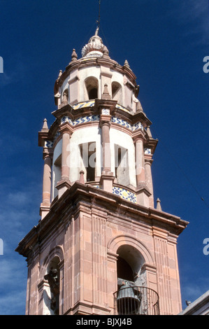 Glockenturm der Kirche des 17. Jahrhunderts, Ex-Convento de Santa Clara, befindet sich in der spanischen kolonialen Stadt Queretaro, Mexiko Stockfoto