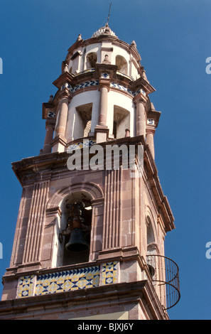 Glockenturm der Kirche des 17. Jahrhunderts, Ex-Convento de Santa Clara, befindet sich in der spanischen kolonialen Stadt Queretaro, Mexiko Stockfoto