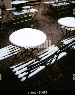 Tische und Stühle mit Schnee bedeckt Stockfoto