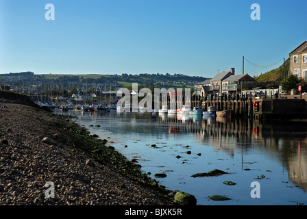 Kanal-Eingang im Axmouth Hafen mit Booten vertäut im Hafen und entlang der Kaimauer.  Axmouth, South Devon Stockfoto