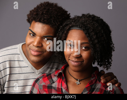 Young African-American Paar posieren für Porträt. © Katharine Andriotis Stockfoto