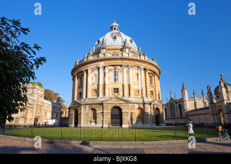 Junge Studentin mit Fahrrad Fahrrad alle Seelen Hochschule Radcliffe Kamera Oxford University England UK United Kingdom GB große Stockfoto