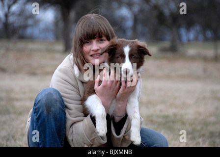 junge Frau mit Border Collie Stockfoto