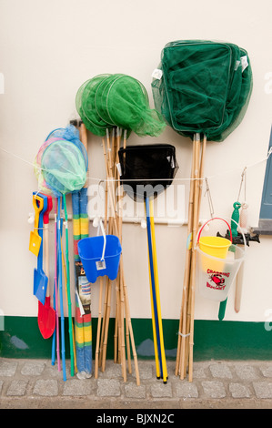 Schaufeln Spaten und Fischernetze im Shop in Beaumaris Anglesey North Wales UK Stockfoto