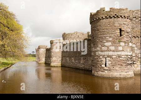 Beaumaris Castle World Heritage Site Anglesey North Wales UK. Bild von öffentlichen Straßen Stockfoto