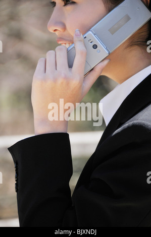 Junge Geschäftsfrau telefonieren mit Handy Stockfoto
