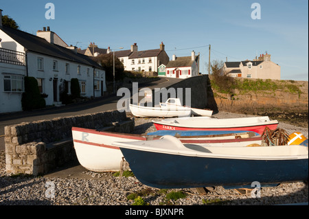 Moelfre Boote am Strand von Anglesey North Wales UK Stockfoto