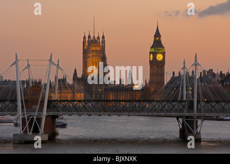 Häuser des Parlaments in der Abenddämmerung entnommen Waterloo Bridge, mit Hungerford Bridge im Vordergrund. Stockfoto