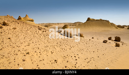 Panorama-Aufnahme der Landschaft zeigen Wind-Erosion in das Tal der Wale, Wadi El-Hitan, westlichen Wüste von Ägypten Stockfoto