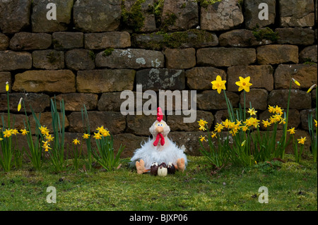 Flauschige Ostern Huhn Kuscheltier und Schokolade Ostereier. Großbritannien Stockfoto